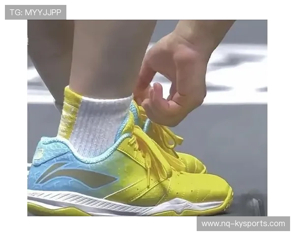 球迷扔下的拖鞋被球员穿上，球员穿着拖鞋连过三人后拖鞋飞了